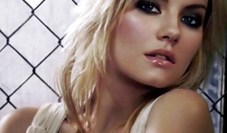 Une blonde allemande xxx sex porno gratuit se masturbe fort en bottes